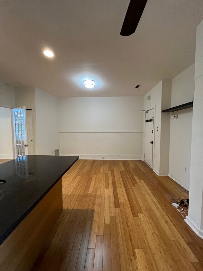 Foto del edificio - Bright One Bedroom Apartment in Spring Gar...