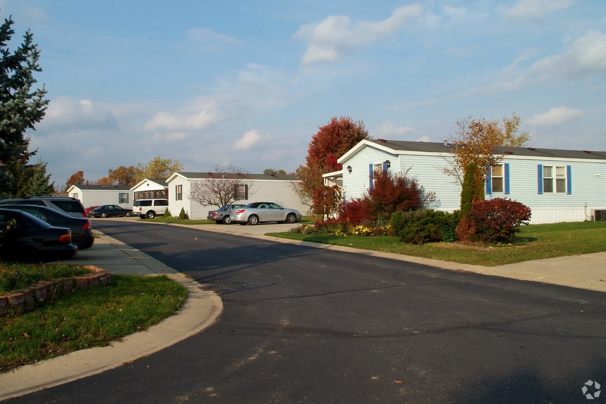 Lake in the Hills Apartments in Auburn Hills, MI