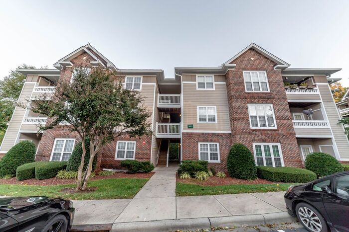 Primary Photo - 9811 Campus Walk Ln Apt L