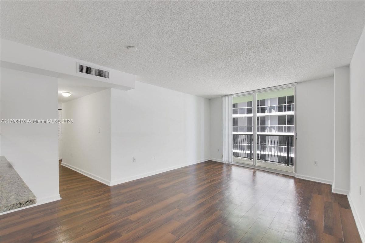 Primary Photo - 1756 N Bayshore Dr