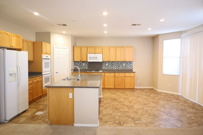 Building Photo - Beautiful 2-story home with 4 bedrooms loc...