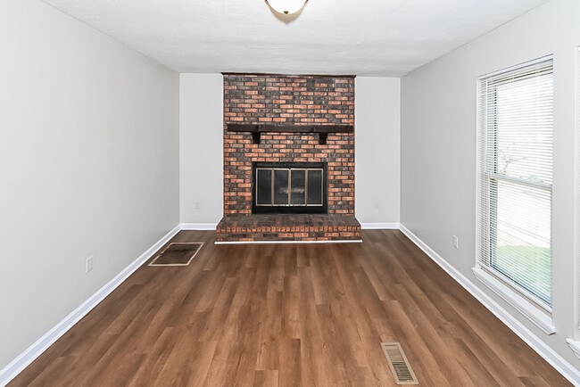 Building Photo - 370 Avon Cir