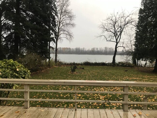 Foto del edificio - Waterfront Home on 1.5 Acres + 2 Car Garage + Fenced Yard (Vancouver – Evergreen Hwy)