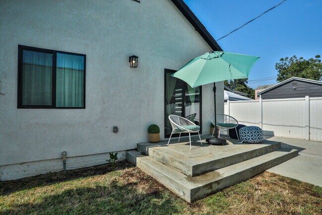 Building Photo - Beautiful, Fully Furnished 1BR w/ appliances wash/dryer INCL