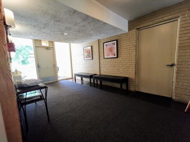 Foto del edificio - 737 Ridge Ave