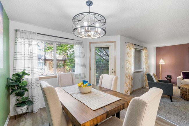 Mesa de comedor - Rivergreens Apartments