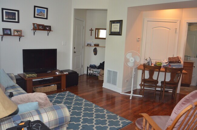 Building Photo - Lincoln Square luxury 2 bedroom