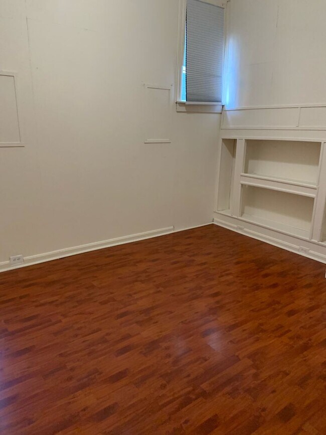 Building Photo - 1/2 Off First Month's Rent, 5Bdrm, 3Bath, SFR