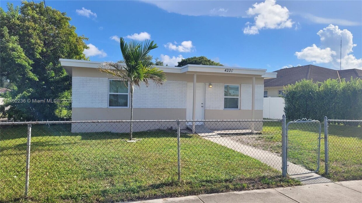 Foto principal - 4200 SW 24th St