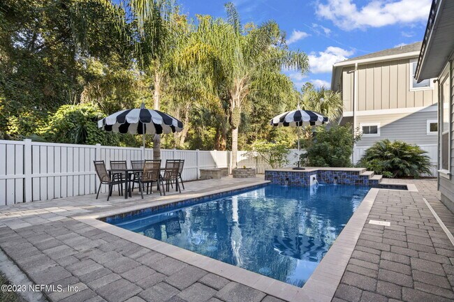 Foto del edificio - 781 Paradise Ln