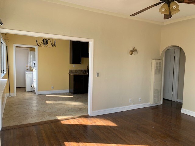 Building Photo - 1527 S Orange Grove Ave