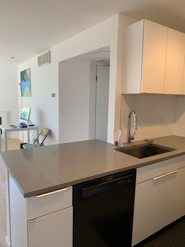 Building Photo - 8530 Holloway Dr