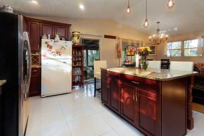 Building Photo - 1804 Westridge Dr