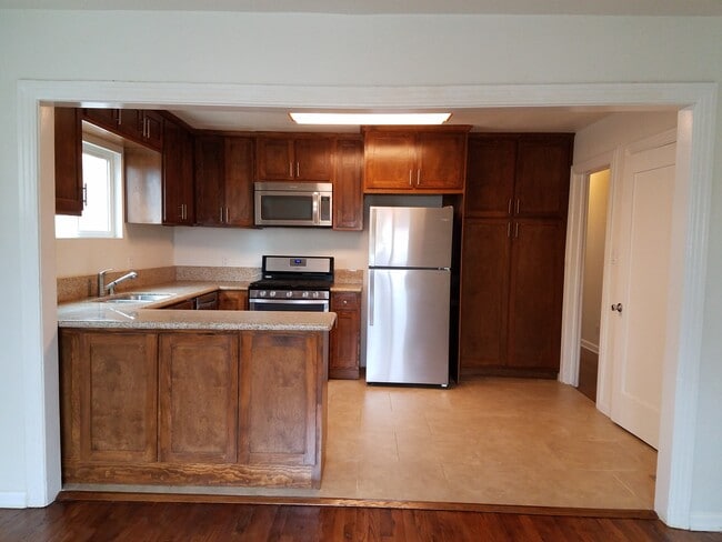 Building Photo - 2102 S Palm Grove Ave