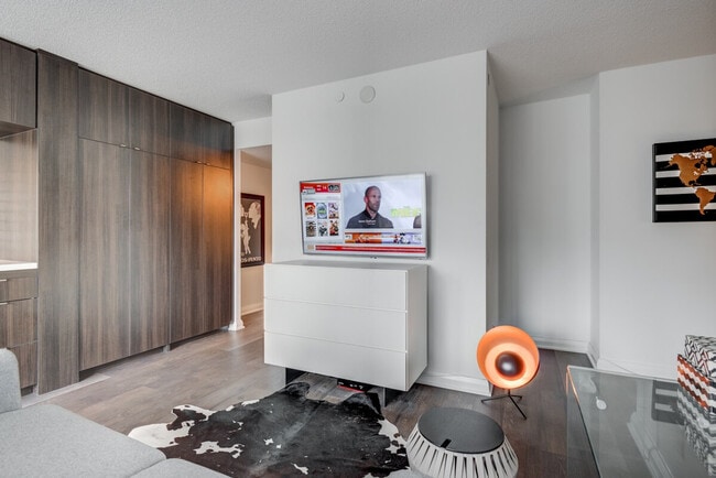 Building Photo - 155 Yorkville Ave