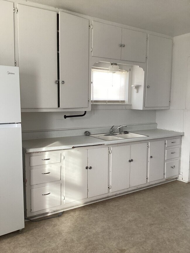 Foto del edificio - Freshly painted rooms in cute 2 bedroom home on quiet street!  Pets welcome!