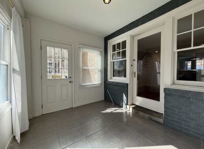 Foto del edificio - Modern 3-Bedroom Home with Backyard & Base...