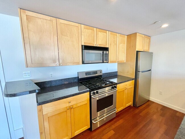 Foto del edificio - Sun Drenched Mission Loft! Top floor/Penthouse unit! 1BD/2BA! 1,202 SqFt! Parking! Laundry! Stora...