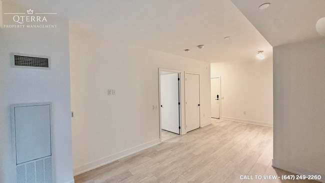 Photo du bâtiment - 2450 Old Bronte Rd