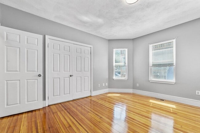 Building Photo - 6 Ridgewood St