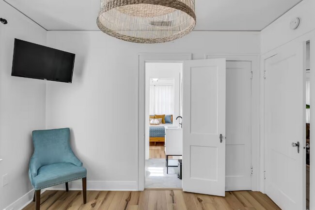 Foto del edificio - Furnished 2-Bedroom Corner Lot Home in Old...