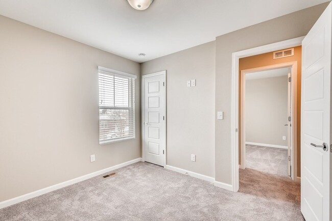 Building Photo - 3 Bedroom Townhomes For Rent