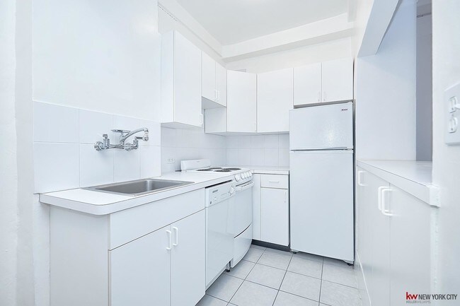 Building Photo - 200 W 70th St