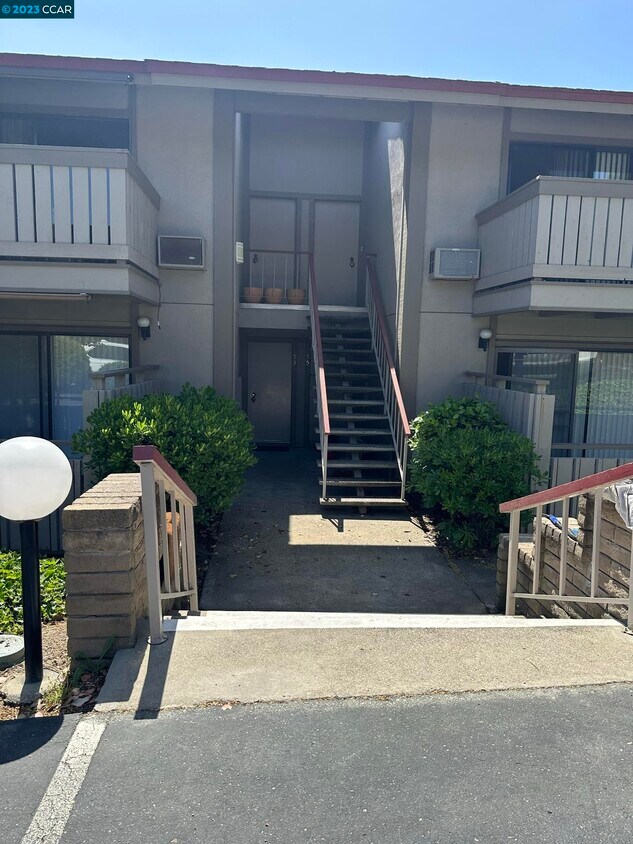 Primary Photo - 100 Kinross Dr