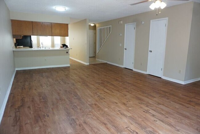 Foto del edificio - 3 Bedroom 2 Bathroom Townhome with Fenced Backyard. No Additional Fees
