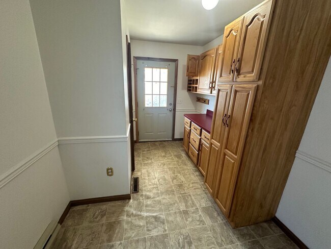 Foto del edificio - Spacious Three Bedroom Home with Central Air