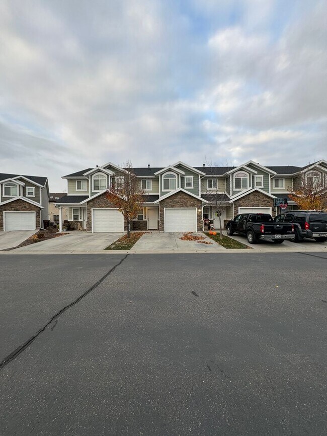 Building Photo - 3 bdrm 2 1/2 bth townhouse 1 Car Garage
