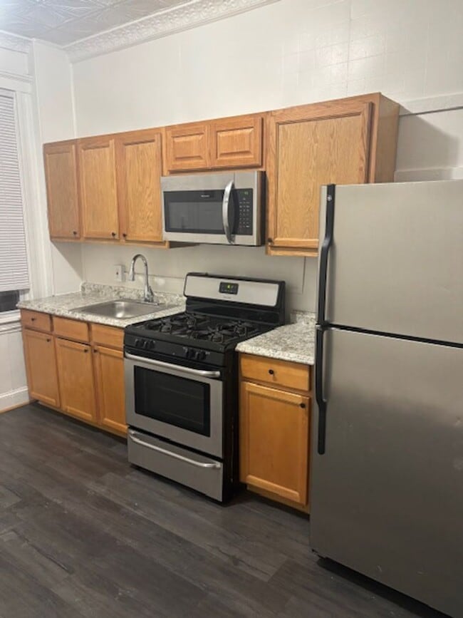 Building Photo - 3 BEDROOM 2 BATHROOM HUGE TOWNHOUSE FOR RE...