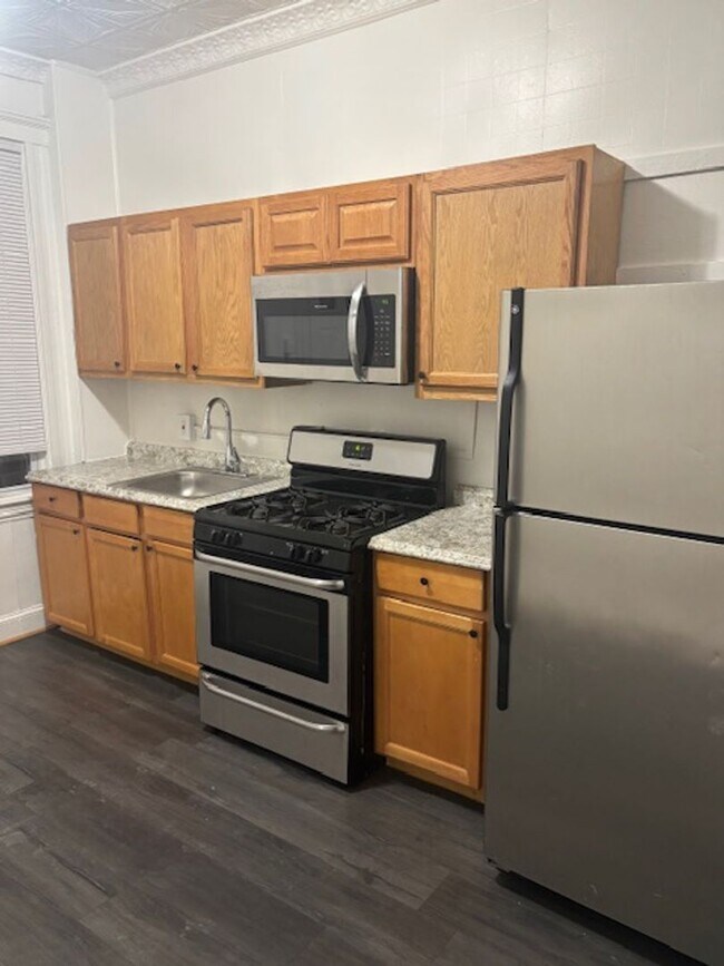 Foto del edificio - 3 BEDROOM 2 BATHROOM HUGE TOWNHOUSE FOR RENT IN 21216