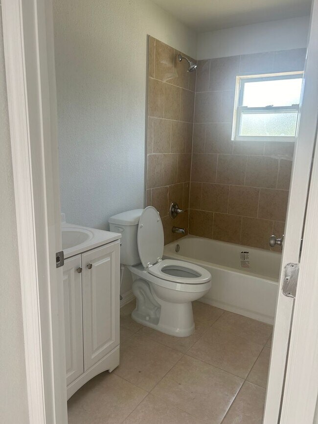 Foto del edificio - 3/2/1 Single Family Home Available-Cozy Pe...