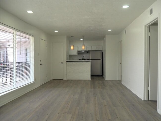 Building Photo - 4910 Saxon Dr