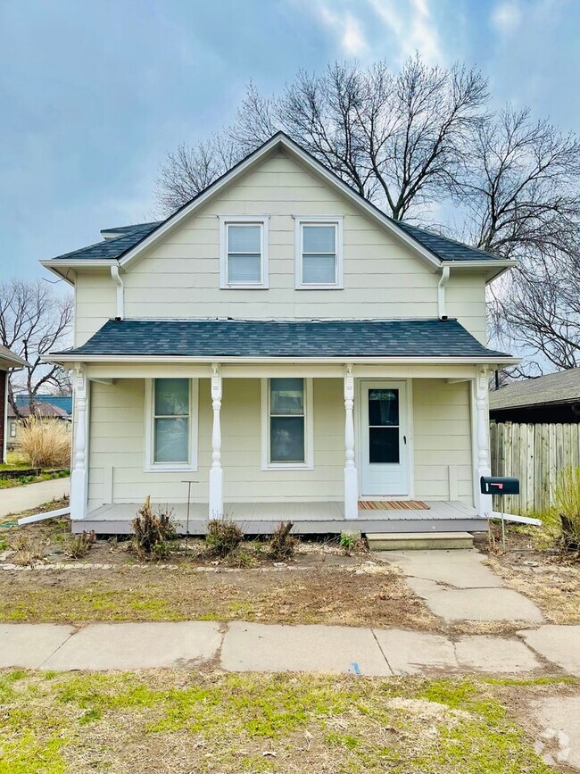 Building Photo - 825 C St