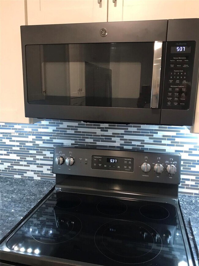 Foto del edificio - 6734 N Pine Island Rd