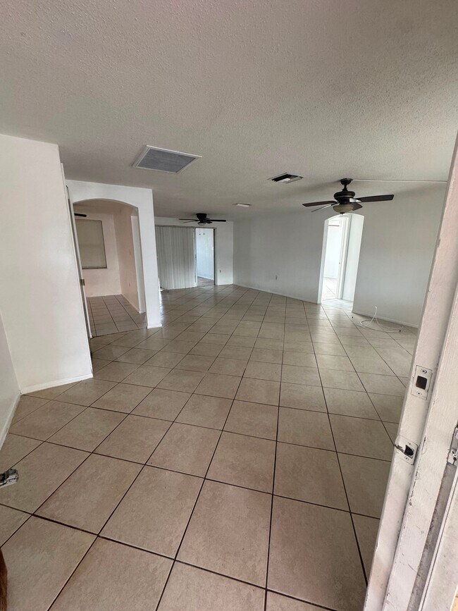 Foto del edificio - 7725 Bloomfield Dr