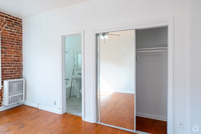 Estudio - 300SF - Armario en el dormitorio - Chateau Los Feliz