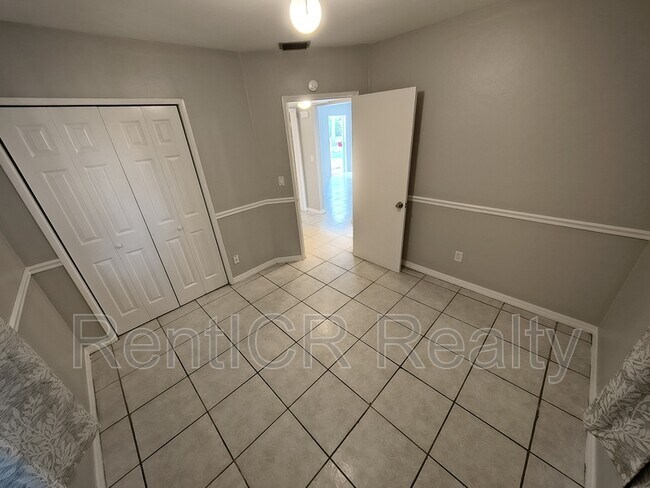 Foto del edificio - 2128 Riviera Dr