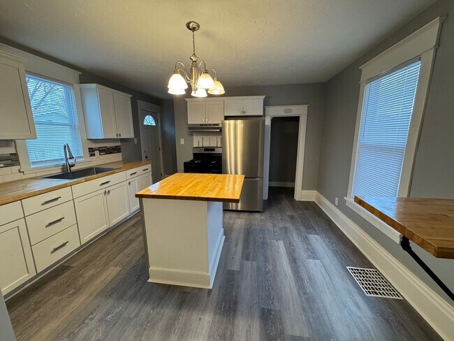 Foto del edificio - Updated 2BR Home with Reserved Parking – Moline