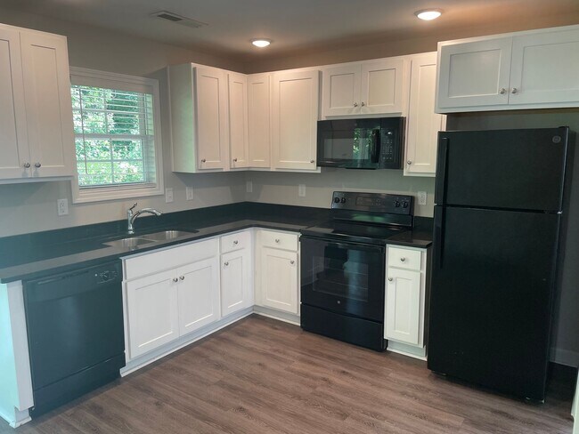 Building Photo - Newer townhouse in hot Kannapolis!