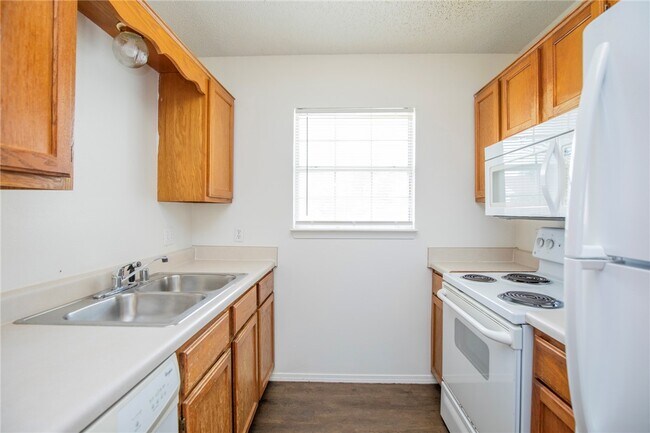 Building Photo - 2509 Parkcrest Dr