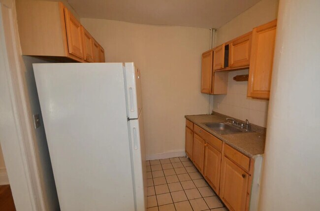 Building Photo - 245 Kelton St