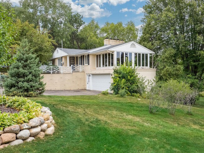 Foto del edificio - 6625 W Shore Dr