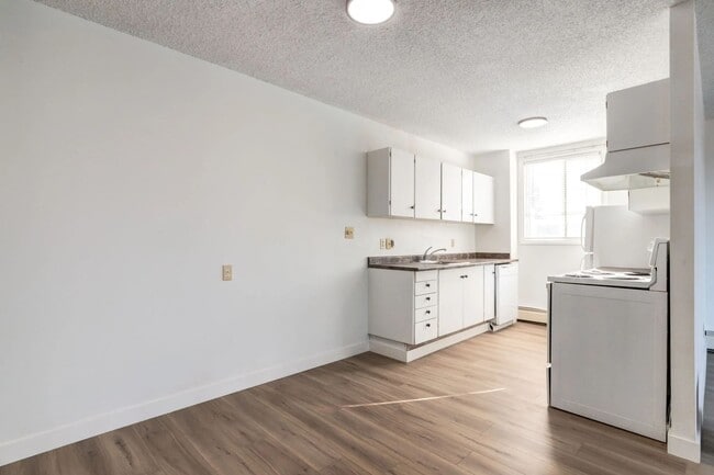 Building Photo - Elkwater Apartments
