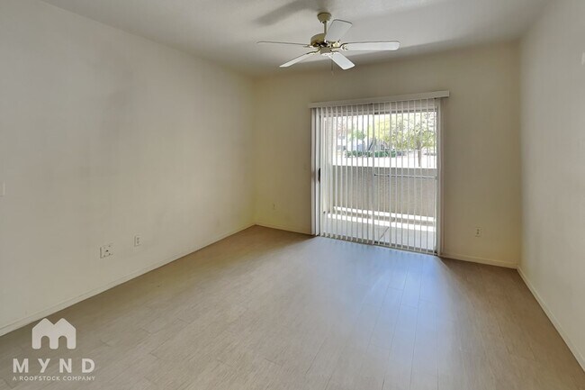 Foto del edificio - 9620 W Russell Rd