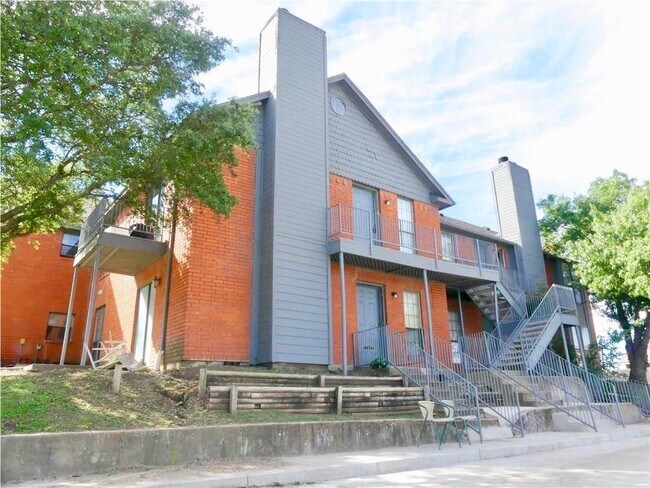 Building Photo - 805 W Walnut St