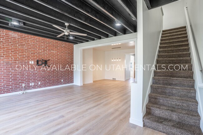 Building Photo - 433 W Amber Glow Ln