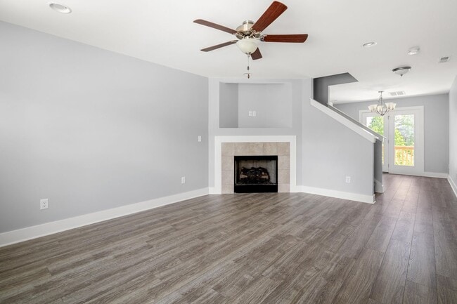 Building Photo - Beautiful Newer Townhome!